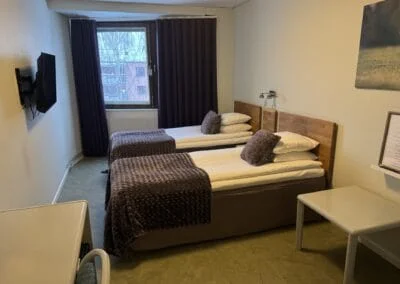 Dubbelrum på Hotell Mittlandia med dubbelsäng och skrivbord